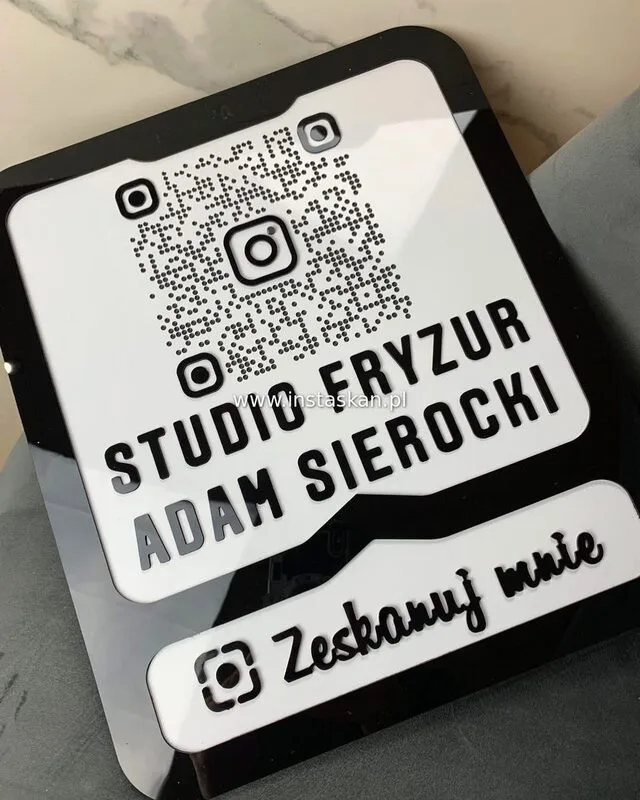 Black on white QR stand